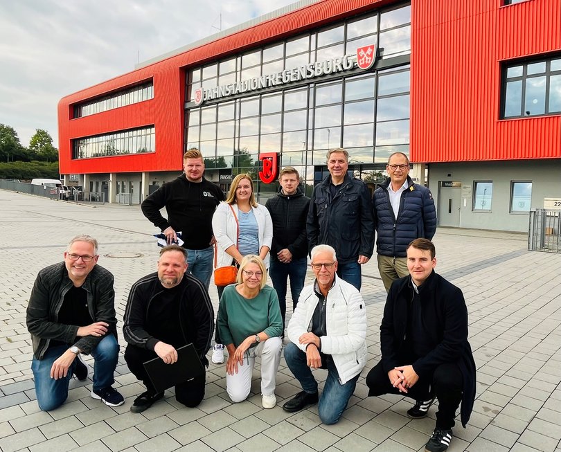 (hintere Reihe, von links) Michael Weinberg (VfB), Annika Behrends (Stadion Oldenburg GmbH), Tim Harms (Gesellschafterversammlung), Oberbürgermeister Jürgen Krogmann, Helmut Jordan (VfB) sowie (vordere Reihe, von links) Jens Lükermann (Gesellschafterversammlung), Jost Glaeseker (VfB), Ruth Drügemöller (Gesellschafterversammlung), Joachim Guttek und Finn Starmans (beide Stadion Oldenburg GmbH). Foto: Stadt Oldenburg