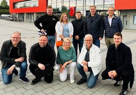 (hintere Reihe, von links) Michael Weinberg (VfB), Annika Behrends (Stadion Oldenburg GmbH), Tim Harms (Gesellschafterversammlung), Oberbürgermeister Jürgen Krogmann, Helmut Jordan (VfB) sowie (vordere Reihe, von links) Jens Lükermann (Gesellschafterversammlung), Jost Glaeseker (VfB), Ruth Drügemöller (Gesellschafterversammlung), Joachim Guttek und Finn Starmans (beide Stadion Oldenburg GmbH). Foto: Stadt Oldenburg