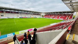 Hier ist Kickers Offenbach zu Hause: Die Oldenburger Delegation sammelte Anregungen im Stadion am Bieberer Berg. Markant ist die als reine Stehplatztribüne konzipierte Gegengerade. Foto: Stadt Oldenburg