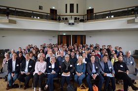 Gruppenbild der Teilnehmenden im vollbesetzten Veranstaltungssaal des Kulturzentrums PFL. Foto: Stadt Oldenburg