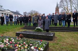 Bürgermeisterin Christine Wolff und Joachim Hoppe, stellvertretender Kommandeur der 1. Panzerdivision, legten anlässlich des Volkstrauertages einen Kranz nieder. Foto: Sascha Stüber