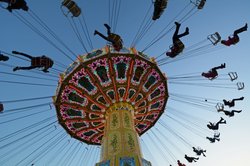 Kettenkarussell auf dem Oldenburger Kramermarkt 2015. Foto: Hans-Jürgen Zietz 