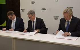 Jürgen Krogmann, Carsten Sieling und Peter den Oudsten unterzeichnen in der Kunsthalle Bremen die Absichtserklärung zur Intensivierung der Zusammenarbeit der Städte Bremen, Groningen und Oldenburg. Foto: Senatspressestelle Bremen