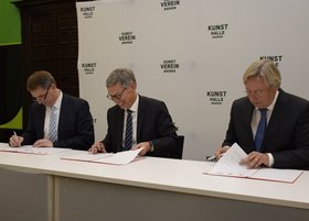 Jürgen Krogmann, Carsten Sieling und Peter den Oudsten unterzeichnen in der Kunsthalle Bremen die Absichtserklärung zur Intensivierung der Zusammenarbeit der Städte Bremen, Groningen und Oldenburg. Foto: Senatspressestelle Bremen