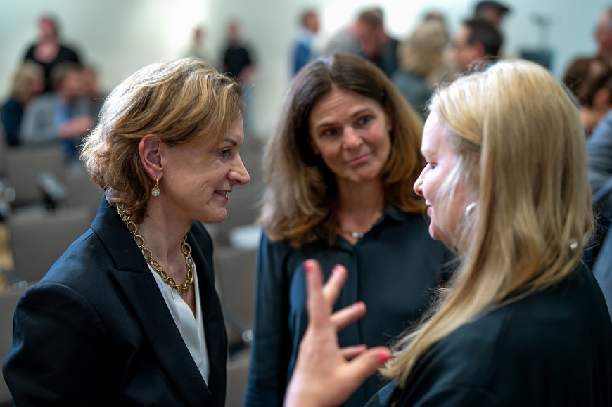 Preiträgerin Anne Applebaum mit Jurymitglied Prof. Dagmar Freist und Laudatorin Julia Encke im Gespräch. Foto: Izabella Mittwollen