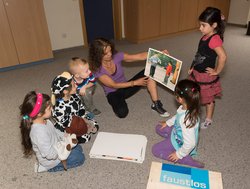 Eine Erzieherin zeigt den Kindern ein Bild. Foto: Stadt Oldenburg