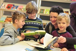 Familie beim gemeinsamen Lesen. Foto: Stadt Oldenburg