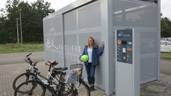 Carola Pietsch vom Fachdienst Mobilität stellt die neue Sammelschließanlage in Wechloy vor. Foto: Stadt Oldenburg