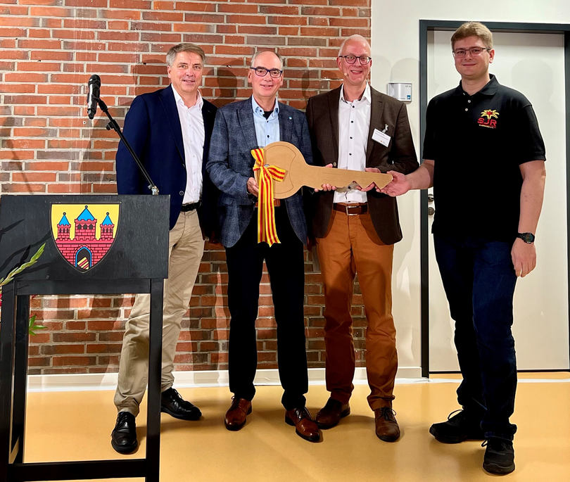 Freude bei der offiziellen Eröffnung des „Hauses der Jugend“ im Eßkamp 126 (von links): Oberbürgermeister Jürgen Krogmann, Andreas Gögel (Geschäftsführung Volkshochschule Oldenburg gGmbH), Stadtjugendpfleger Christian Fritsch und Simon Kurka (Vorsitzender Stadtjugendring Stadt Oldenburg e.V.). Foto: Stadt Oldenburg