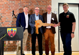 Freude bei der offiziellen Eröffnung des „Hauses der Jugend“ im Eßkamp 126 (von links): Oberbürgermeister Jürgen Krogmann, Andreas Gögel (Geschäftsführung Volkshochschule Oldenburg gGmbH), Stadtjugendpfleger Christian Fritsch und Simon Kurka (Vorsitzender Stadtjugendring Stadt Oldenburg e.V.). Foto: Stadt Oldenburg