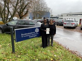 JOYce Maliza Huntemann und Lehrerin Nina Riegler präsentieren die Urkunde nach dem Wettbewerb in Trossingen. Foto: Stefan Huntemann