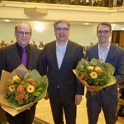 Oberbürgermeister Jürgen Krogmann beglückwünschte Jan Bembennek (links) und Holger Denckmann (rechts) am 24. Februar im Rat zu ihrer Wahl als neue Dezernenten. Foto: Sascha Stüber Oberbürgermeister Jürgen Krogmann beglückwünschte Jan Bembennek (links) und Holger Denckmann (rechts) am 24. Februar im Rat zu ihrer Wahl als neue Dezernenten. Foto: Sascha Stüber