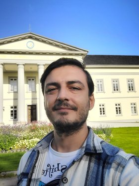 Ilker Besken vor dem Kulturzentrum PFL. Foto: Ilker Besken