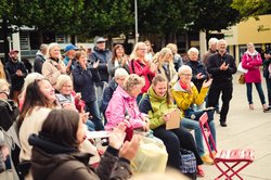 Das Publikum ist voll dabei. Foto: Richard Kachel