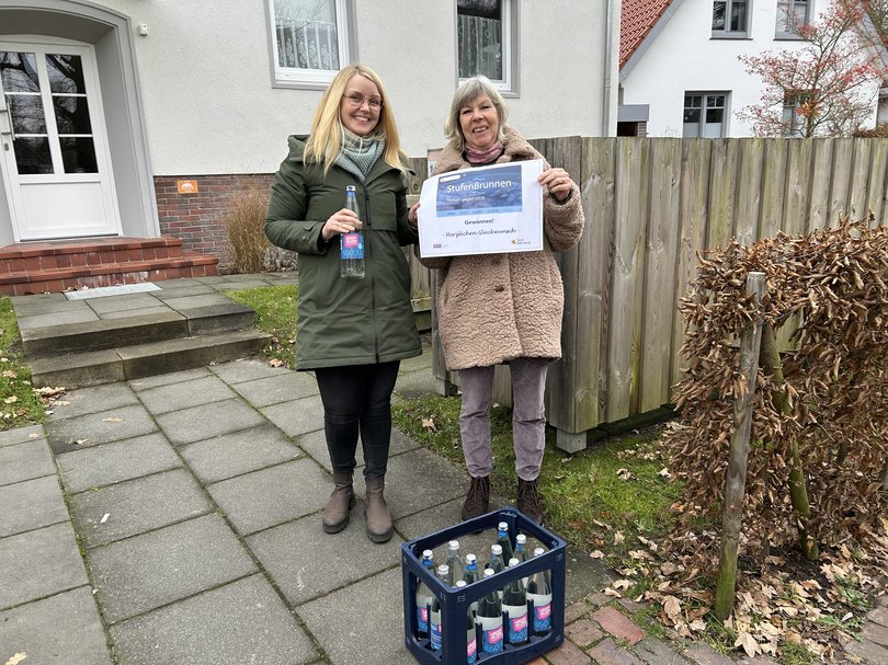 Sandra Lüken vom Gesundheitsamt (links) und Stefanie Brinkmann-Gerdes von der GSG übergaben kostenlose Kisten Mineralwasser an die glücklichen Gewinner der Verlosung. Foto: Stadt Oldenburg