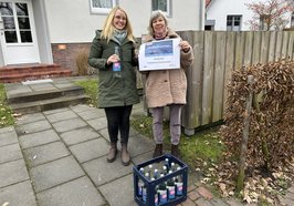 Sandra Lüken vom Gesundheitsamt (links) und Stefanie Brinkmann-Gerdes von der GSG übergaben kostenlose Kisten Mineralwasser an die glücklichen Gewinner der Verlosung. Foto: Stadt Oldenburg