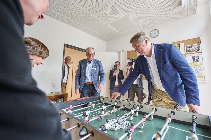 Oberbürgermeister Jürgen Krogmann am Kickertisch. Foto: Eiko Braatz