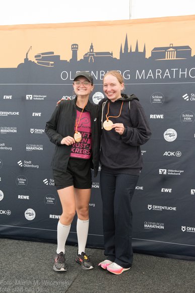 Läuferinnen präsentieren stolz ihre Medaille. Foto: Martin M. Wilczynski