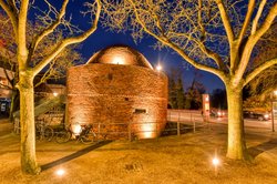 Blick auf den Pulverturm in den frühen Abendstunden. Foto: Hans-Jürgen Zietz