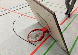 Der herabgestürzte Basketballkorb liegt auf dem Boden der Turnhalle. Foto: Stadt Oldenburg