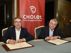 Oberbürgermeister Jürgen Krogmann und Bürgermeister Gilles Bourdouleix unterzeichnen erneut eine Urkunde zur Bestärkung der bestehenden Städtepartnerschaft. Foto: Stadt Oldenburg Oberbürgermeister Jürgen Krogmann und Bürgermeister Gilles Bourdouleix unterzeichnen erneut eine Urkunde zur Bestärkung der bestehenden Städtepartnerschaft. Foto: Stadt Oldenburg