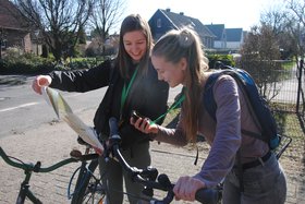 Zwei junge Frauen bei Geocaching. Quelle: Stadt Oldenburg