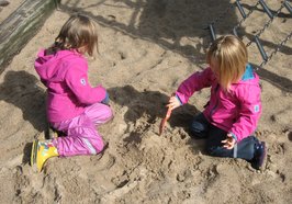 Kinder spielen im Sandkasten. Foto: Stadt Oldenburg