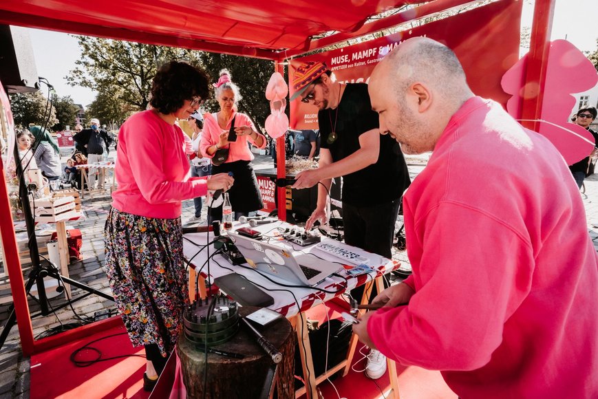 Elektronikkünstler Billion One nimmt Töne der Goldschmiede TiTo auf. Foto: Izabela Mittwollen