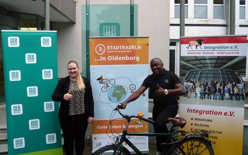 Franziska Stiebeiner, Unternehmenskommunikation Oldenburgische Landesbank AG und Cyrille Lobe Ndoumbe von Integration e.V. freuen sich auf viele Fahrradkilometer. Foto: Stadt Oldenburg