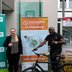 Vorschau: Franziska Stiebeiner, Unternehmenskommunikation Oldenburgische Landesbank AG und Cyrille Lobe Ndoumbe von Integration e.V. freuen sich auf viele Fahrradkilometer. Foto: Stadt Oldenburg