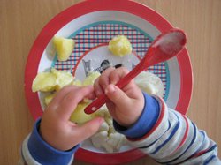 Kinderhand mit Löffel. Foto: Stadt Oldenburg