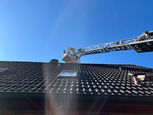 Ein Kollege der Feuerwehr Oldenburg nähert sich mit der Drehleiter der Katze, die auf dem Schornstein sitzt. Foto: Feuerwehr Oldenburg Ein Kollege der Feuerwehr Oldenburg nähert sich mit der Drehleiter der Katze, die auf dem Schornstein sitzt. Foto: Feuerwehr Oldenburg