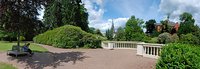 Rechts: Balustrade im Schlossgarten