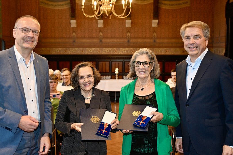 Heidi Schlichting (2. von links) und Waltraut Toel (2. von rechts) erhielten das Bundesverdienstkreuz. Oberbürgermeister Jürgen Krogmann (rechts) und Bischof Thomas Adomeit (links) gratulierten. Foto: Sascha Stüber