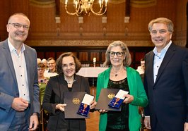 Heidi Schlichting (2. von links) und Waltraut Toel (2. von rechts) erhielten das Bundesverdienstkreuz. Oberbürgermeister Jürgen Krogmann (rechts) und Bischof Thomas Adomeit (links) gratulierten. Foto: Sascha Stüber