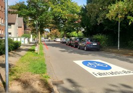 Markierung und Beschilderung als Fahrradstraße am Anfang der Saarstraße. Foto: Stadt Oldenburg