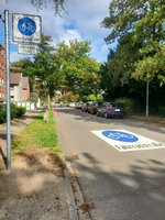 Markierung und Beschilderung als Fahrradstraße am Anfang der Saarstraße. Foto: Stadt Oldenburg