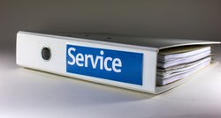 Weißer Ordner liegt auf der Seite. Auf blauem Aufkleber steht „Service“. Foto: Rainer Sturm/Pixelio.de Weißer Ordner liegt auf der Seite. Auf blauem Aufkleber steht „Service“. Foto: Rainer Sturm/Pixelio.de