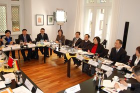 Menschen sitzen in einem Konferenzraum an Tischen. Foto: Stadt Oldenburg