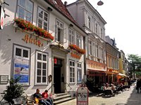 Blick auf Gastronomie in der Oldenburger Staustraße. Foto: Rainer Schwenke