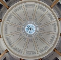 Links: Rotunde in der Lambertikirche