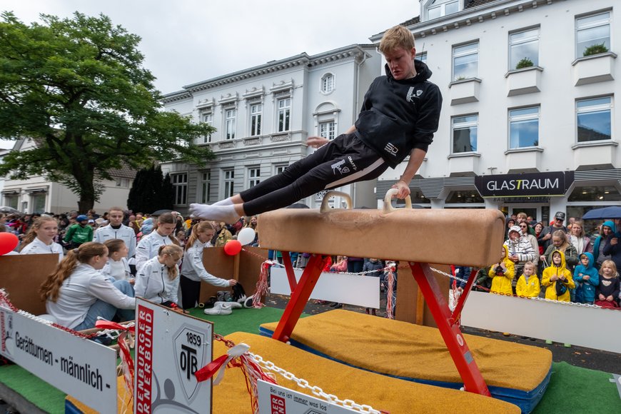 Sporteinlage beim Festumzug. Foto: Sascha Stüber