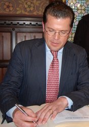 Dr. Karl-Theodor Freiherr zu Guttenberg, Bundesminister der Verteidigung, beim Eintrag in das Goldene Buch der Stadt Oldenburg. Foto: Stadt Oldenburg Dr. Karl-Theodor Freiherr zu Guttenberg, Bundesminister der Verteidigung, beim Eintrag in das Goldene Buch der Stadt Oldenburg. Foto: Stadt Oldenburg