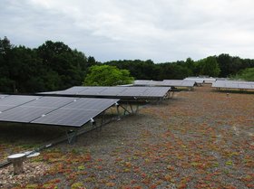 Solaranlage auf dem Dach eines städtischen Gebäudes. Foto: Stadt Oldenburg