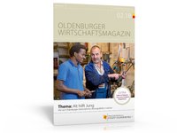 Titelseite Oldenburger Wirtschaftsmagazin 2.18: Ein Ausbilder erklärt einem jungen Mann betriebliche Vorgänge. Foto: Andreas Burmann