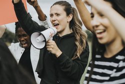 Frauen mit Megaphon. Foto: Rawpixel.com/AdobeStock