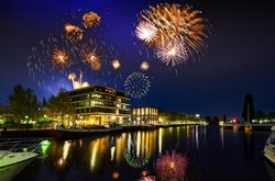 Spektralfeuerwerk zum Oldenburger Kramermarkt 2019. Foto: Hans-Jürgen Zietz 