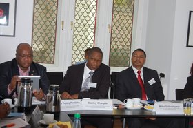 Die Delegation um Minister Qoboshiyane zu Gast im Oldenburger Rathaus. Foto: Stadt Oldenburg