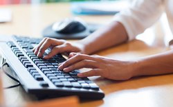 Hände tippen auf einer Computer-Tastatur. Foto: Syda Productions/AdobeStock Hände tippen auf einer Computer-Tastatur. Foto: Syda Productions/AdobeStock
