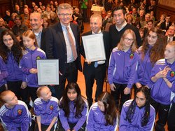 Oberbürgermeister Schwandner verleiht den Vorsitzenden und Fußballerinnen der Sportvereine FC Medya und TSV Oldenburg den Integrationspreis für ihr Engagement im Projekt „MICK – Kicking Girls“. Foto: Stadt Oldenburg